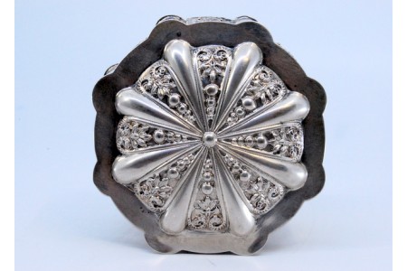 Guarda joias em prata de forma octogonal e motivos geometricos na tampa amovível.